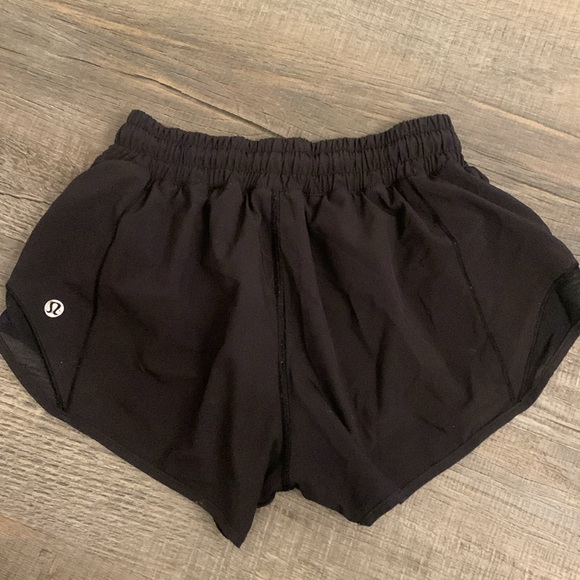 black lululemon hotty hot low rise shorts size 2 - Picture 2 of 4